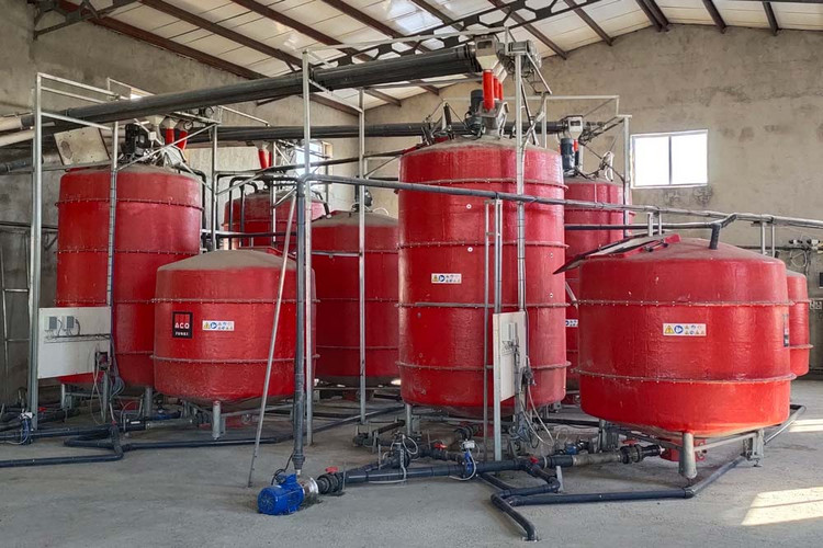 Mixing-tanks-for-liquid-feeding-pigs