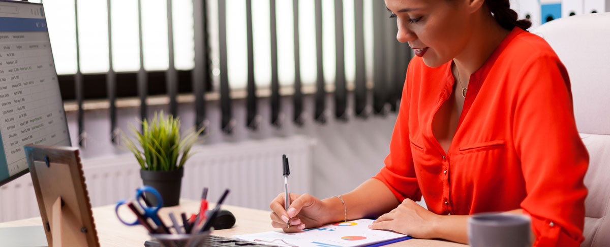 Businesswwoman entrepreneur writing financial sales raport